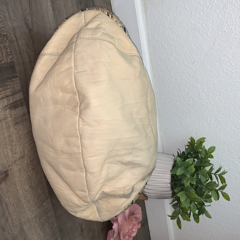 VINTAGE BETSEY JOHNSON IVORY LEATHER LARGE PURSE - Picture 10 of 14